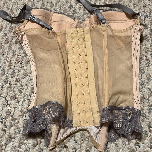 Corsette - Picture 3 of 4